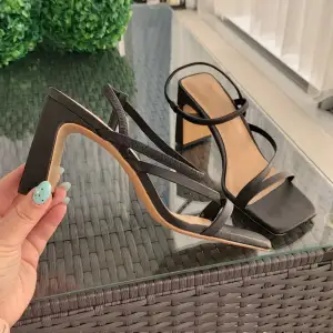beautiful new sandals ordered through the website online ☺ this model fits someone with a narrower foot, that's why I'm selling them 