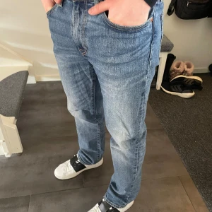 Levi’s jeans 514 32/30 - Tjena säljer mina sjukt snygga Levi’s jeans! Säljer på grund av att dom ej passar längre.  Kvalitet: 10/10  Orginalpris: 1099 kr  Mitt pris: 399 