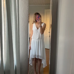 Konfa / student klänning  - Använde denna på min konfirmation men den är lika fin nu ifall någon fortfarande inte hittat sin studentklänning tex! Den är vacker & hyfsat v-ringad ❣️