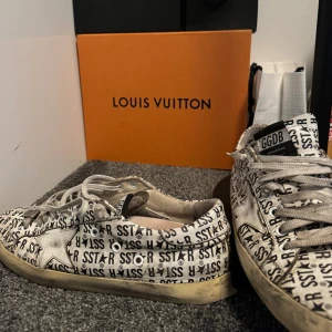 Golden gode sneakers - Stl 43 inte mycket liv kvar i dessa men grymt schyssta🤟
