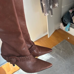 Boots - Säljer mina jättefina cowboy liknande bruna boots, köpta på secondhand men jag har aldrig använt dom. Skitsnygga  klackar i strlk 40