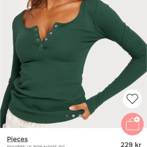 Tröja från Pieces  - Har använts väldigt sällan, men har en liten defekt på baksidan av själva tröjan. Nypris 229 kr, säljer för 40 kr. Hör av dig om mer information behövs!🥰