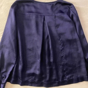 Morris blus - Säljer en Morris lady blus i blå. 