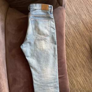 Ljusblå jeans i bra skick. Ordinarie storlek är W32 L34.  Jag har lagt upp dem till L32 ungefär. Modellen är SPACE - Ord pris: 600 kr
