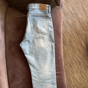 Weekday Jeans - Ljusblå jeans i bra skick. Ordinarie storlek är W32 L34.  Jag har lagt upp dem till L32 ungefär. Modellen är SPACE - Ord pris: 600 kr