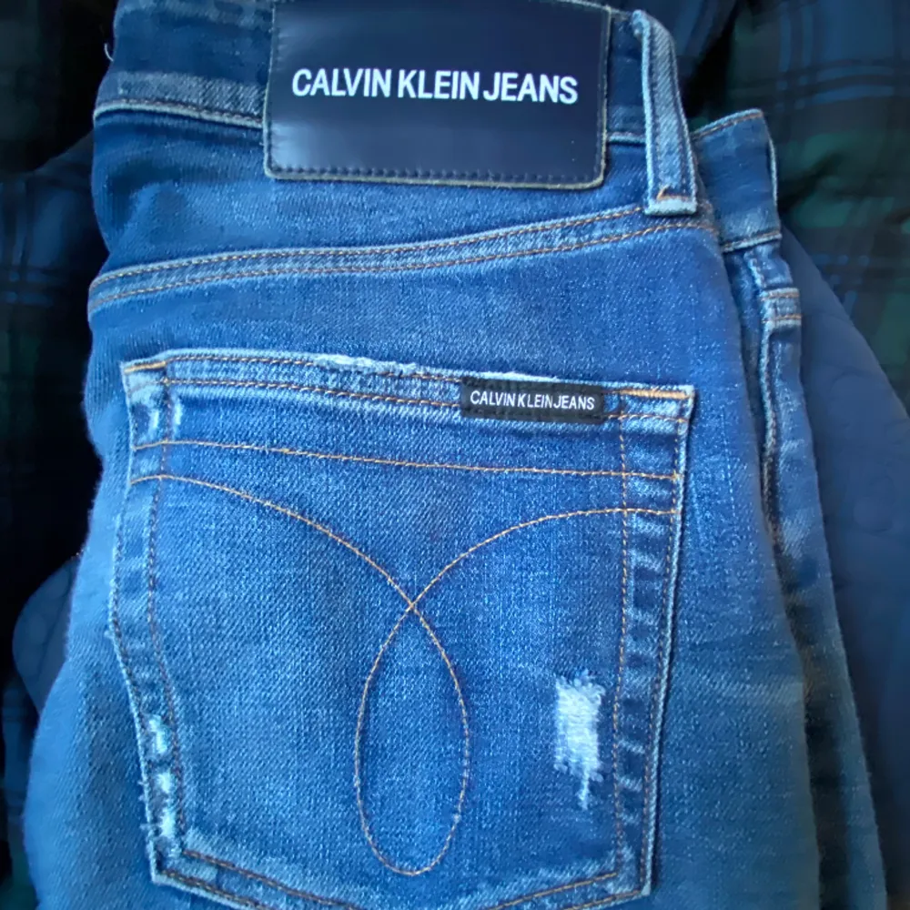 Riktigt feta Calvin Klein jeans med lite slitningar som är där när man köper dem. Skick 9/10. Modellen är 183. Väger 63. Dem är 32 i längd och 30 i midja. Skriv vid fler frågor!. Jeans & Byxor.