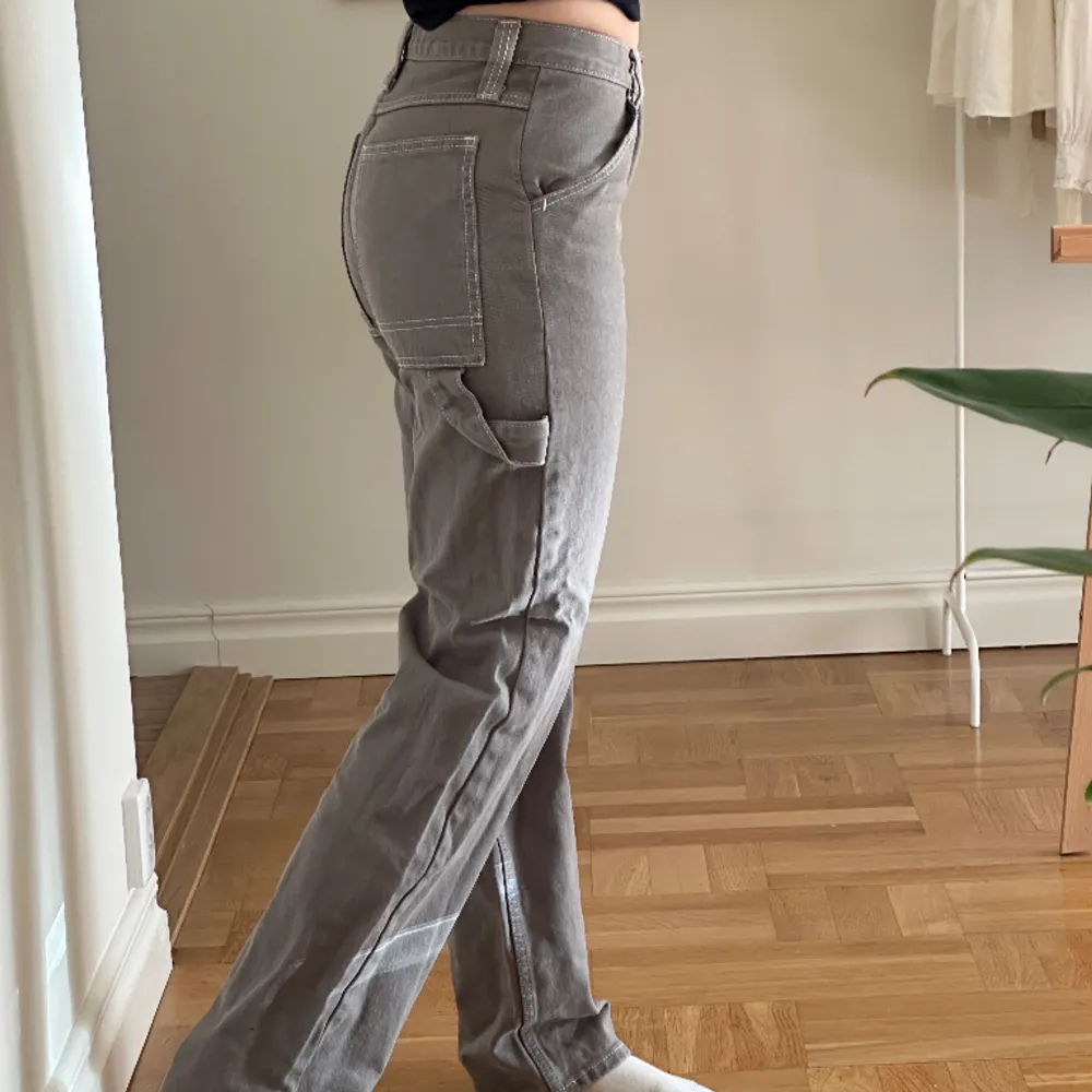 Grå jeans från Brandy Melville, för små för mig , skulle säga att det passar för någon som har XS i storlek. I gott skick. (Solkatt på sista bilden) . Jeans & Byxor.
