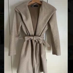 Begie kappa med luva  - Säljer min begie kappa med en stor fin luva. Jag använder inte denna mer och har massor av andra kappor😍 super fint och inga defekter!! Pris går att diskutera!!!