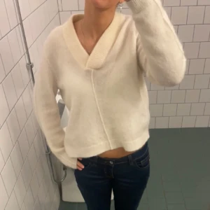 Stickad tröja  - Säljer min såå snygga vita stickade tröja i mohair ull! Nypris 700kr