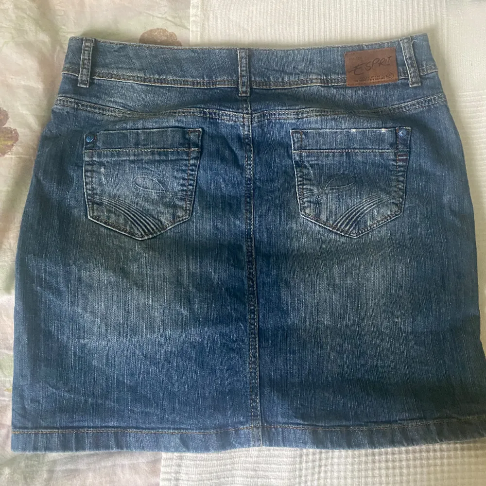 Säljer denna super fina espirit jeanskjolen, perfekt nu när våren är på intåg! Köpt second hand. Hittar ingen prislapp men skulle säga att den är i storlek 40/L.  I bra skick. Hör av dig vid frågor! Pris kan alltid diskuteras :) <3. Kjolar.