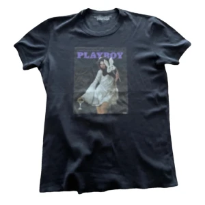 Dolce & Gabbana T shirt - Säljer en as fet dolce gabana t shirt man kan ha till sommaren. Den är i storlek 48 vilket motsvarar (M).  Riktigt schysst svart t shirt med stilrent motiv.  Skicket är 9/10. 