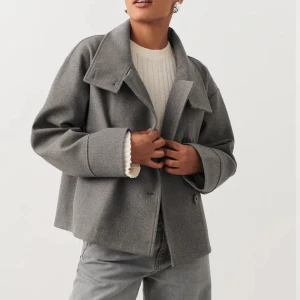 Kappa - Grå kappa från Gina tricot. Använd 1 gång💕 Nypris 560kr