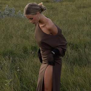 En superfin långklänning från Hanna schönbergs kollektion från nakd, helt slutsåld. Storlek XS o helt oanvänd 🤎