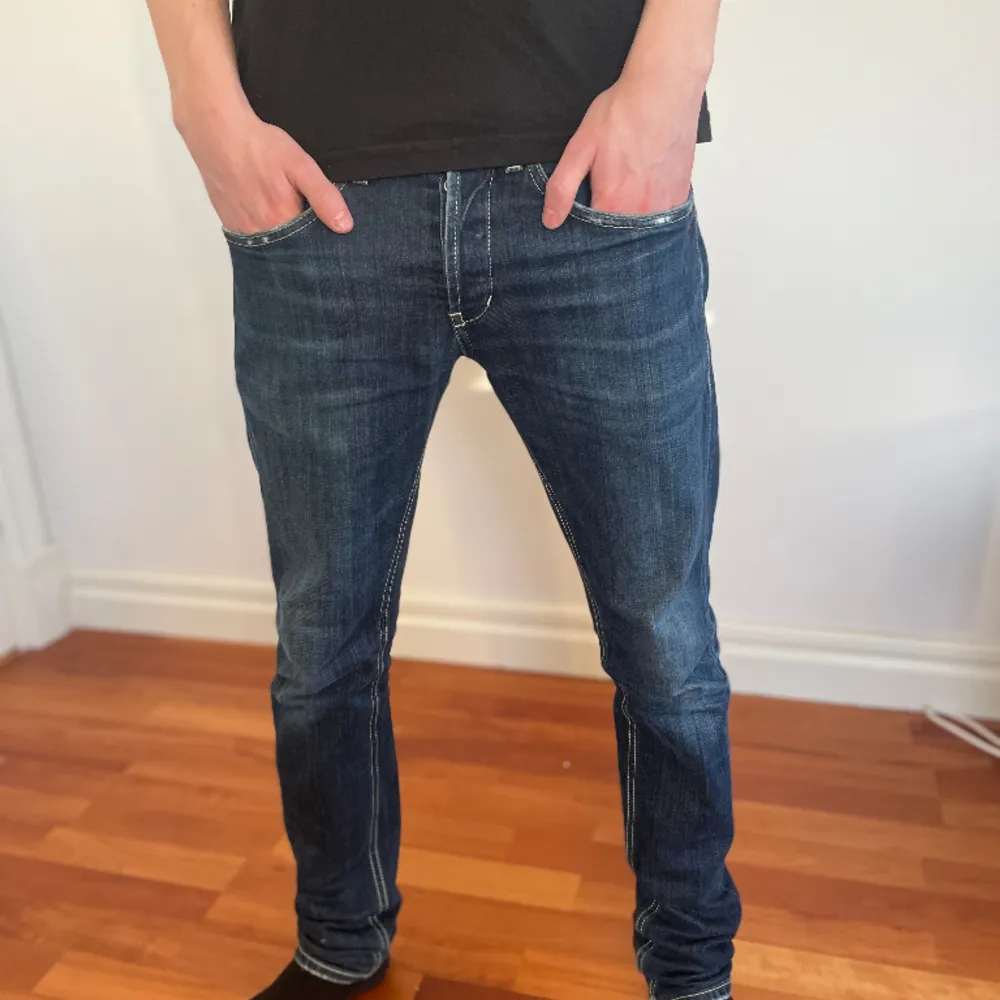 Nu säljer vi ett par riktigt sköna Dondup jeans. Modell: George, Storlek: W30 L31, Nypris: 4000kr  Vårt pris: 699kr. Jeans & Byxor.