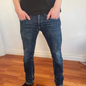 Nu säljer vi ett par riktigt sköna Dondup jeans. Modell: George, Storlek: W30 L31, Nypris: 4000kr  Vårt pris: 699kr