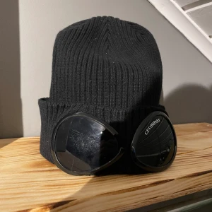 Cp company mössa - Har aldrig mössa längre så tänkte sälja den. Den är ganska sliten där av priset men lätt värt för så sliten är den inte.
