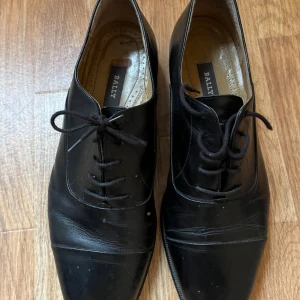 Skinnskor Bally - Snygga Bally skor i äkta skinn