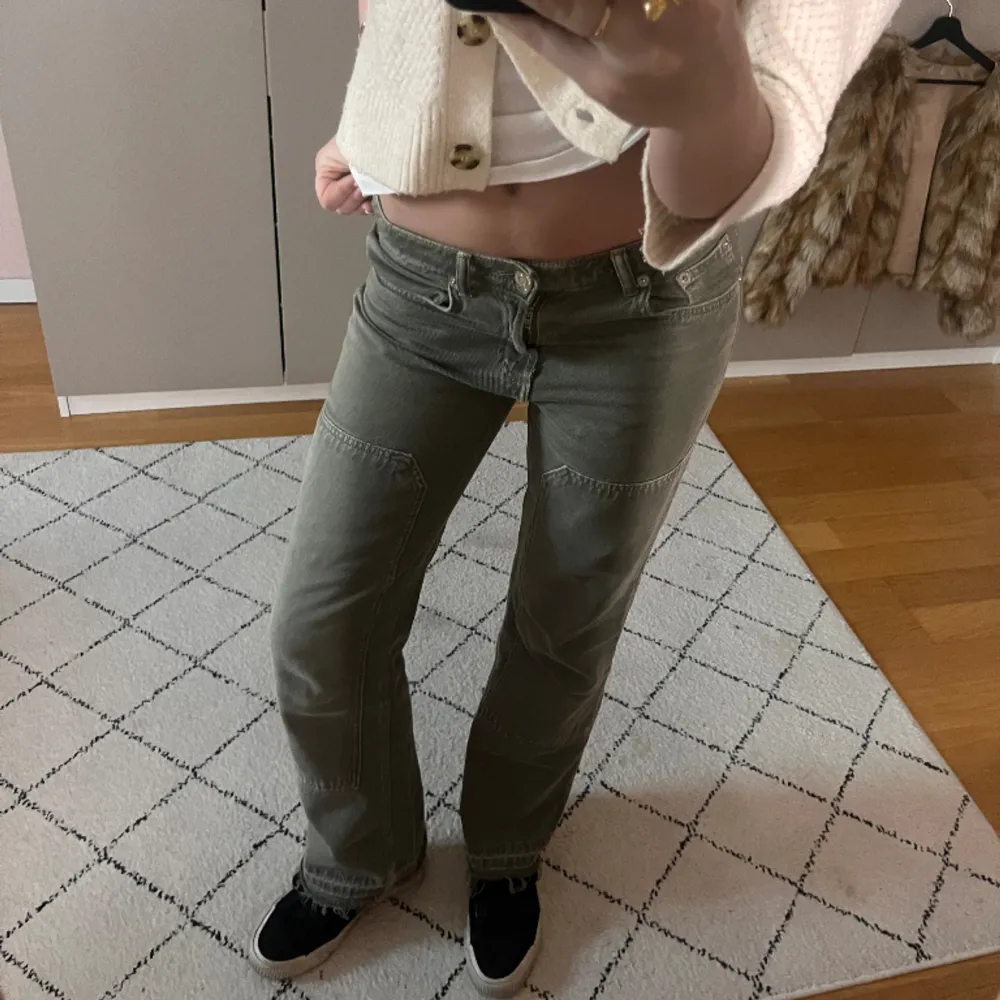 Low waist jeans från Zara💕Bra skick! Väldigt coola i färgen, skulle säga att de är lite grön/gråa! Utsvängda men lite lite korta på mig som är 172 cm (enligt mig). . Jeans & Byxor.