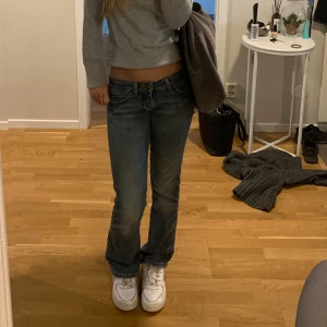 Lågmidjade jeans  - fina lågmidjade jeans⭐️ okej skick, lite slitna vid innerben sömmarna som jag kan skicka bild på💗 Innerbenslängd: 75cm Ytterbenslängd: 90cm Midjemått rakt över: 38cm ❗️skicka prisförslag❤️