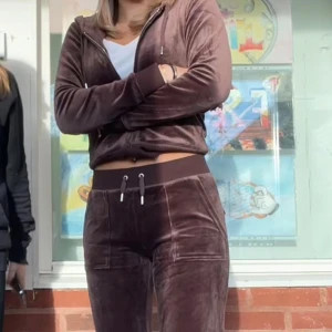 Brun juicy - Brunt Juicy Couture set, säljer då jag inte använder det längre. Byxorna har ett märke på benet, kolla bild 3 men inget man ser tydligt när man har på sig de. Pris går att diskuteras! 