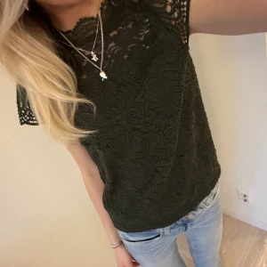 Mörkgrön spetstopp  - Superfin mörkgrön spetstopp från Lindex💕 nästan aldrig använd så den är i bra skick 