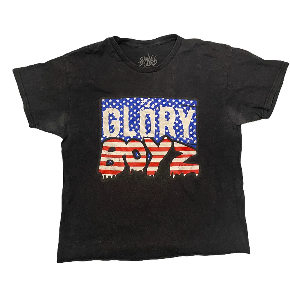 Official Gloryboyz USA print By SavageSquadRecords (lite crackad print, svaga deofläckar tvättad dock flertals gånger, klipp för boxy fit) Därav det låga priset . T-shirts.