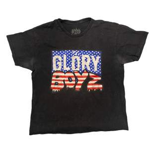 Official Gloryboyz USA print By SavageSquadRecords (lite crackad print, svaga deofläckar tvättad dock flertals gånger, klipp för boxy fit) Därav det låga priset 