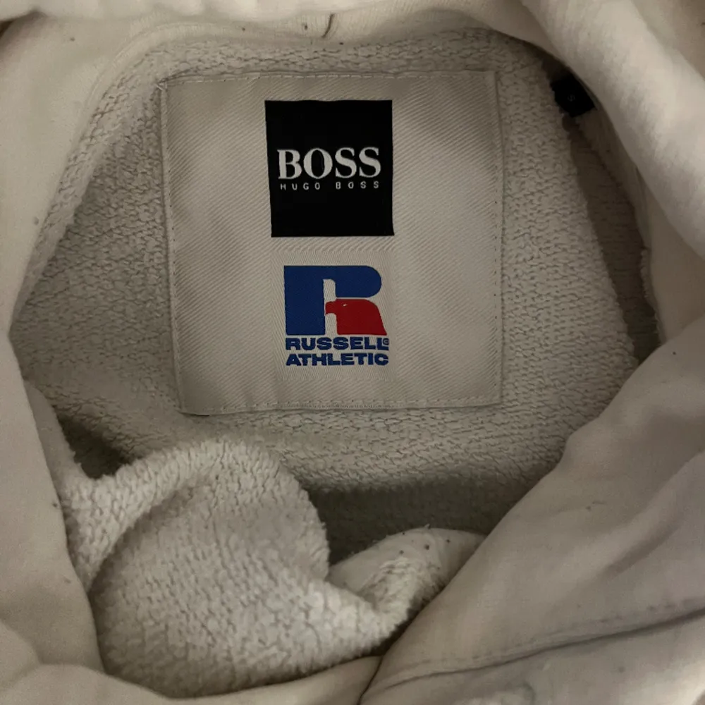 Säljer denna Hugo boss hoodie åt min pojkvän då han inte har så stor användning av den tyvärr! En snygg & fin Hugo Boss hoodie i toppskick! . Hoodies.