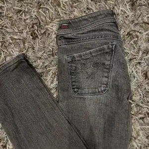 Ett par lågmindjade snygga Diesel Jeans perfekta nu till våren.  Dom är grå/svarta och är använda sparsamt. Är ganska smala vid smalbenen. Skriv privat om ni vill se en bild när dom är på.💘