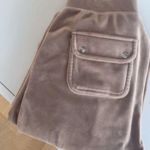 Juciy byxor - Säljer dessa byxor för andvänder dom knappt längre, jättefina, inte slitna eller något.