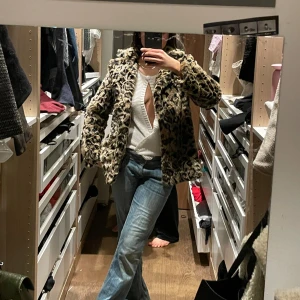 Vintage Leopard päls jacka  - Säljer min super fina vintage leopard päls jacka. bra skick och varm🤎🤎