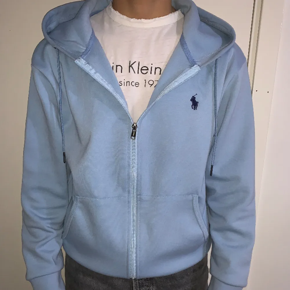 💕Jätte fin Ralph Raulen Zip som jag vill sälja pågrund av storleken. Tröjan är helt ny och har bara blivit testad. Den har färgen baby blue eller ljusblå. Jag säljer den för 600 men pris kan diskuteras💞. Hoodies.