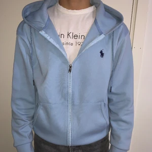 Polo Ralph Lauren Zip - 💕Jätte fin Ralph Raulen Zip som jag vill sälja pågrund av storleken. Tröjan är helt ny och har bara blivit testad. Den har färgen baby blue eller ljusblå. Jag säljer den för 600 men pris kan diskuteras💞