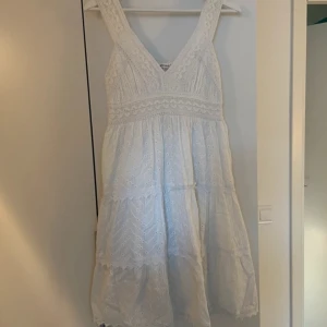Vit klänning bra skick - Vit klänning i bra skick perfekt nu till sommaren