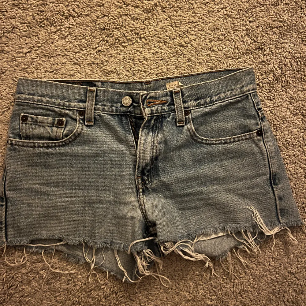 super snygga lågmidjade levis jeans shorts🩵🩵 säljer för att de är för små för mig! köpta på sellpy i somras i väldigt bra skick och bara använt några gånger!!!💕💕 midjemått 35cm tvärs över. Shorts.