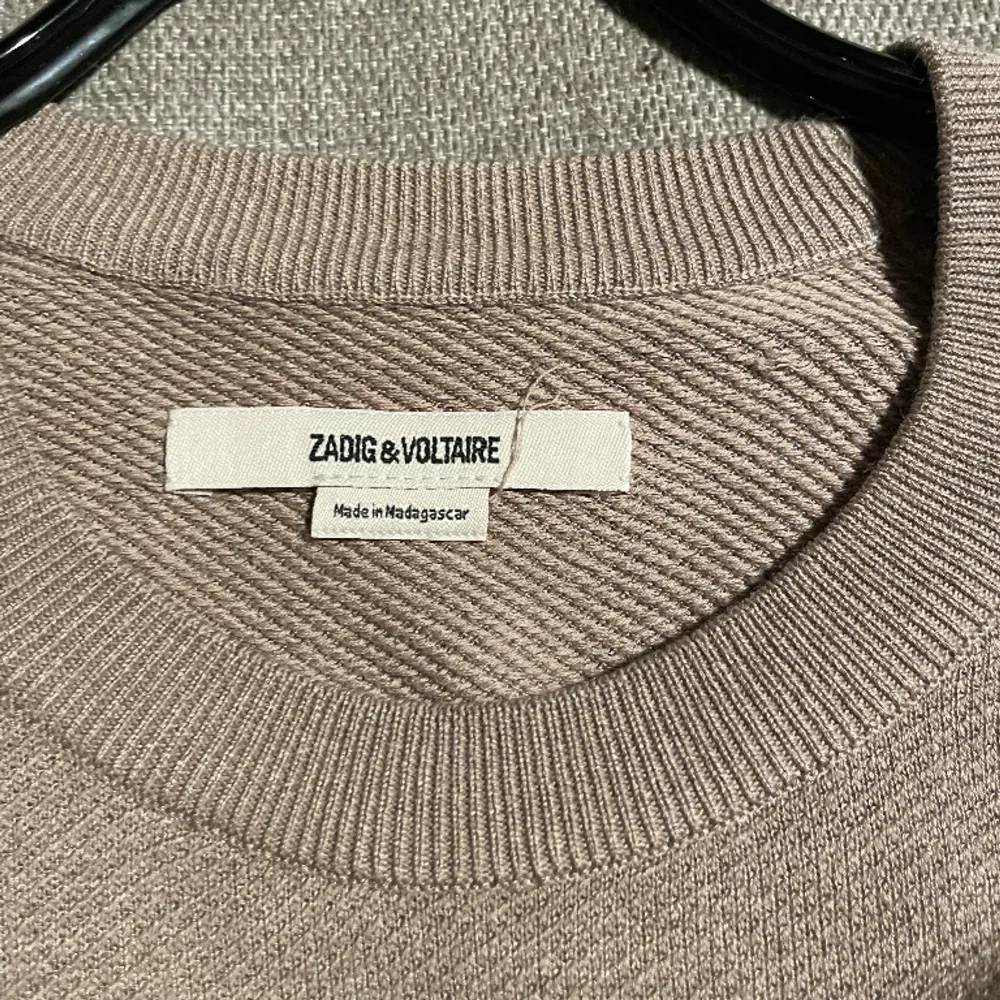  En stickad tröja från Zadig Voltaire skick 8/10 nypris 2500 kr mitt pris 1200 kr . Tröjor & Koftor.