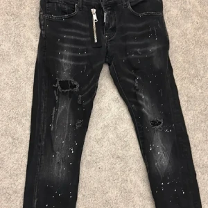 dsquared2 jeans - Skick 9/10 nästan nya har haft på mig en gång,
