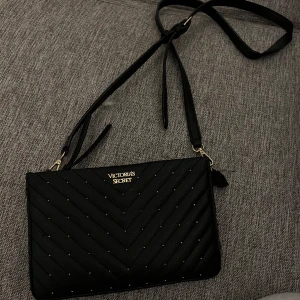 Victoria secret väska - Fin väska som har ett litet hål som syns på bilden men inget man tänker på. 