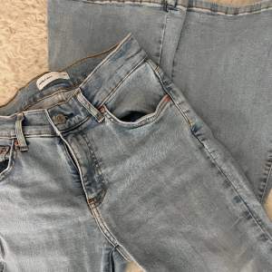 Säljer dessa snygga låg midjade bootcut jeans från Gina tricot. Storlek 36 men passar även 38 💕