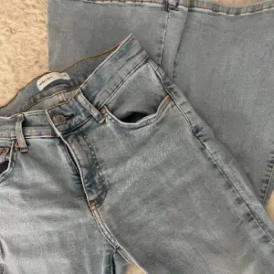 Säljer dessa snygga låg midjade bootcut jeans från Gina tricot. Storlek 36 men passar även 38 💕