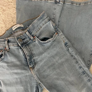 Low waist bootcut jeans  - Säljer dessa snygga låg midjade bootcut jeans från Gina tricot. Storlek 36 men passar även 38 💕