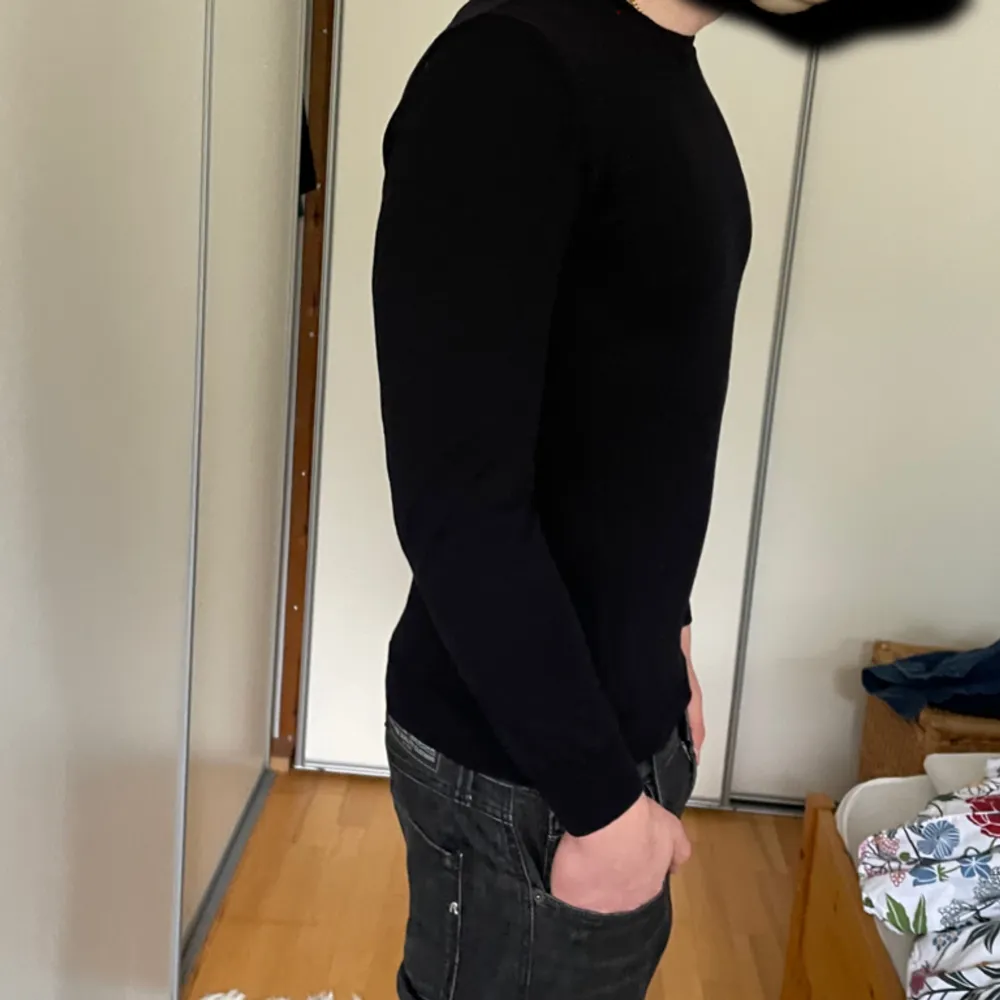 Riktigt fet Oscar Jacobsson tröja som tyvärr har blivit för liten. Jag är 182 och rätt så bred över axlarna och har stora armar. Den bör passa dig som är ≈172-180. Tveka inte med att skicka ett prisförslag!. Tröjor & Koftor.