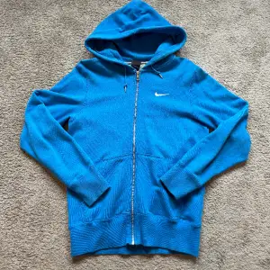 Hej säljer denna Nike hoodie som är i nyskick, använd den cirka 4 gånger! Väldigt fräsch 