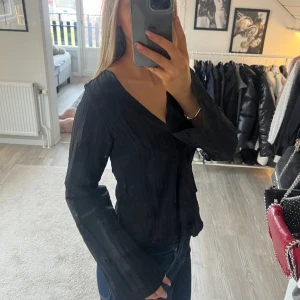 Blus  - Oanvänd blus från H&M i storlek M✨