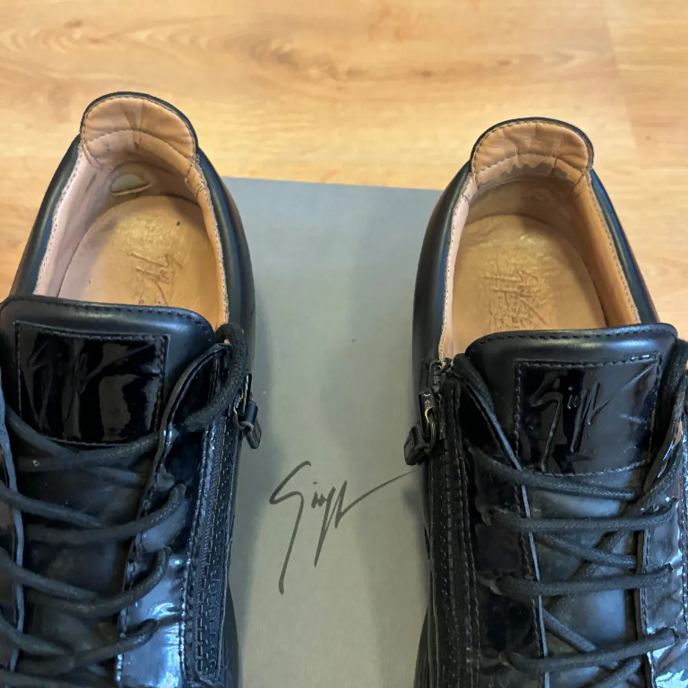 Hej säljer dessa Giuseppe zanotti skor i cond 7,5 / 10, inga skador, nypris runt 4000, har original box, pris går att diskuteras vid snabb affär . Skor.