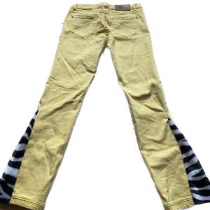 Sjukt snygga och ovanliga lågmidjade jeans från fishbone med insydd bootcut. Midjemått tvärs över 37cm. Innerbenslängd 73cm. 