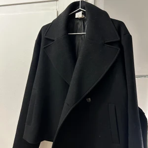 Svart kappa - En svart ullkappa från Carin Wester i nyskick! Inköpspriset var 1500 men säljer för 500! Storlek 36