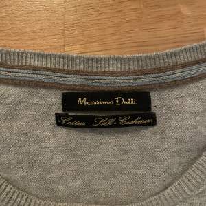 Ny pris - 899 Mitt Pris - 599  Riktig fet CASHmere tröja från Massimo Dutti. Inga skador eller defekter. PM för info eller mer bilder PRISET ÄR EJ HUGGET I STEN 🪨  