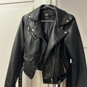 Skinnjacka från zara - Superfin skinnjacka från zara i nyskick! 