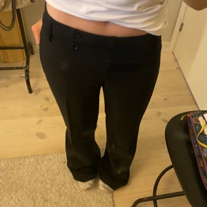 Lågmidjade kostymbyxor - Svarta, lågmidjade kostymbyxor från clockhouse! OBS tryck ej på köp direkt!!!!!!